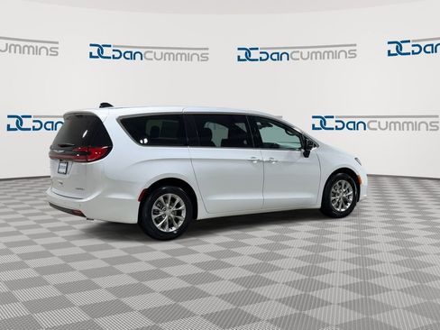 New 2026 Chrysler Pacifica Limited image 9