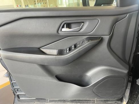 Certified 2025 Nissan Rogue SV FWD image 9