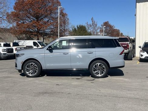 New 2025 Lincoln Navigator Reserve image 2