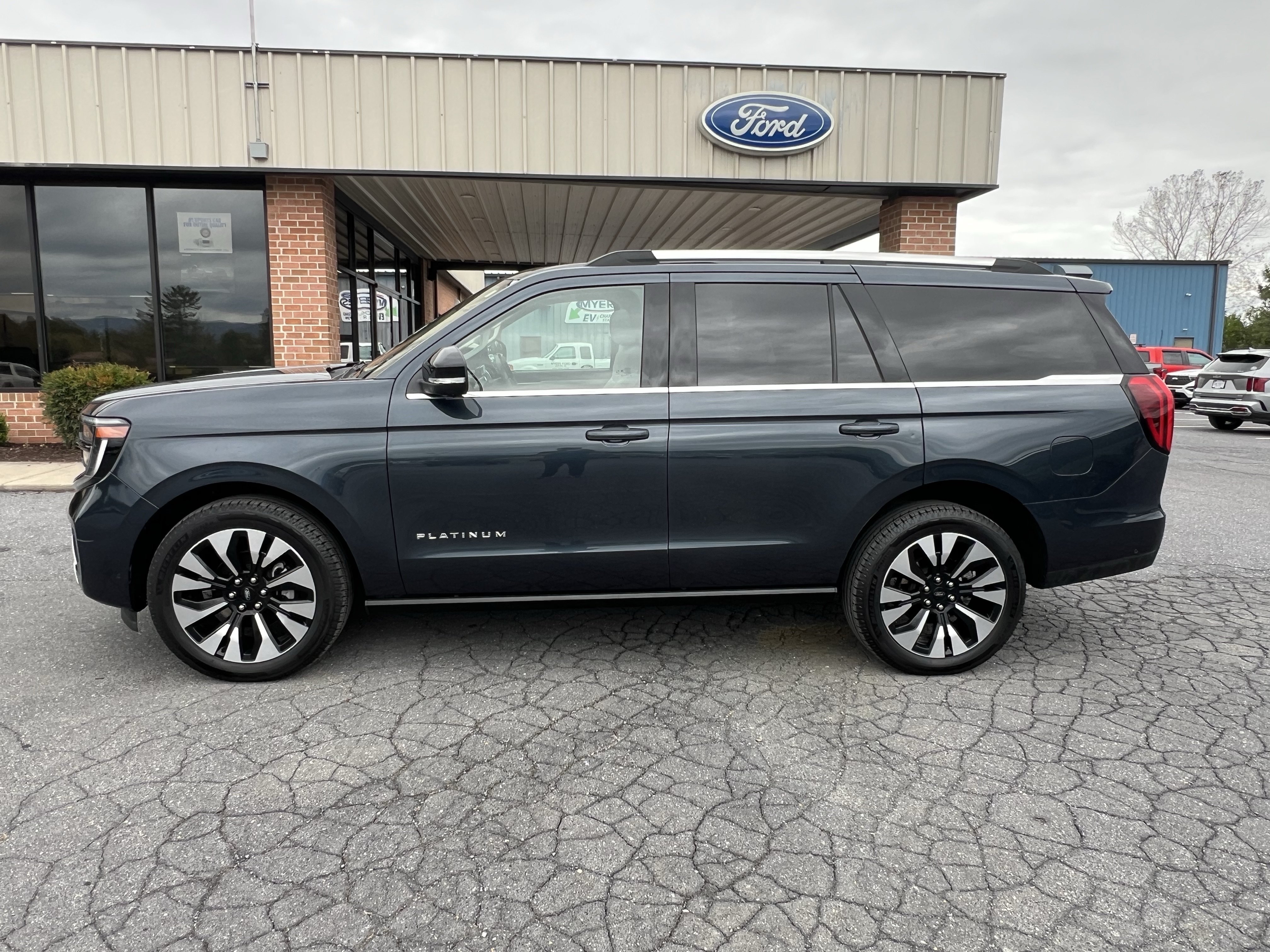 Used 2025 Ford Expedition Platinum w/ Driver's Package AWD/4WD image 1