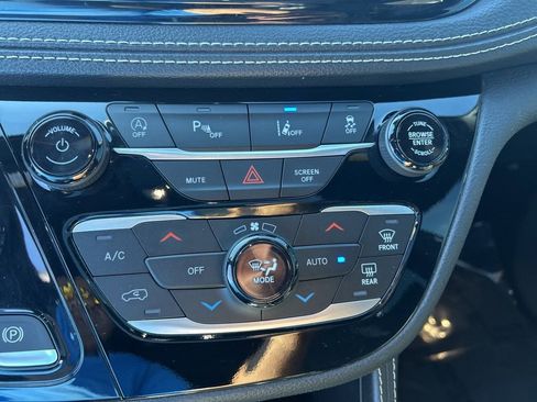 Used 2024 Chrysler Pacifica Limited w/ S Appearance Package image 40