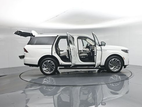 Used 2025 Lincoln Navigator Reserve AWD/4WD image 4