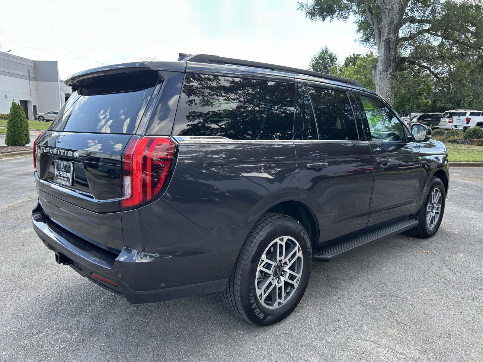 Used 2025 Ford Expedition Active RWD image 3