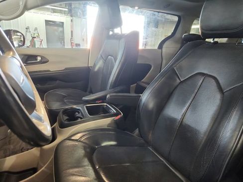 Used 2019 Chrysler Pacifica Limited FWD image 9