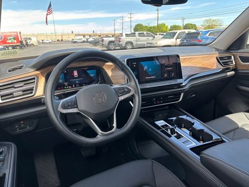 Used 2025 Volkswagen Atlas SE FWD image 29