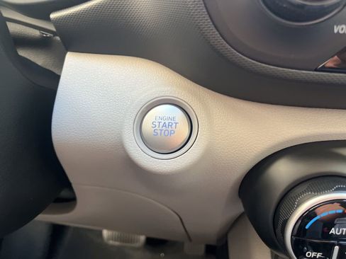 Used 2025 Hyundai Venue SEL image 23