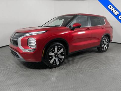 Used 2025 Mitsubishi Outlander SE FWD image 2