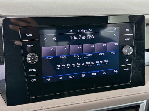 Used 2025 Volkswagen Taos SE image 19