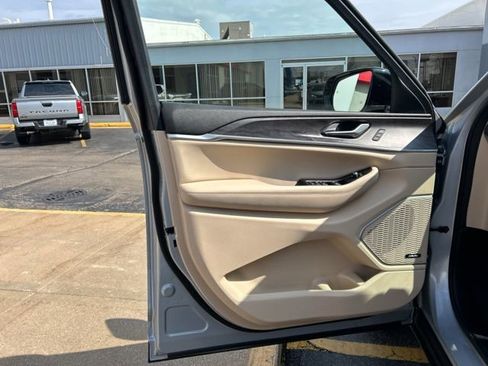 Used 2023 Jeep Grand Cherokee Limited w/ Luxury Tech Group II AWD/4WD image 26
