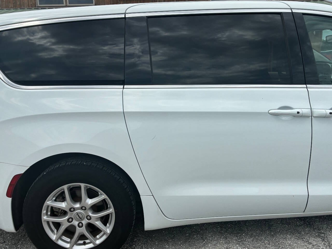 Used 2024 Chrysler Pacifica Touring-L FWD image 9