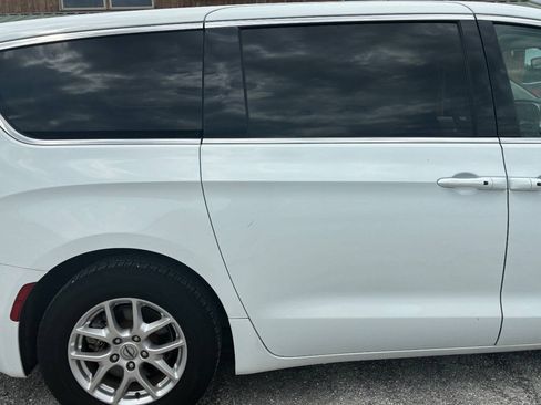 Used 2024 Chrysler Pacifica Touring-L FWD image 9