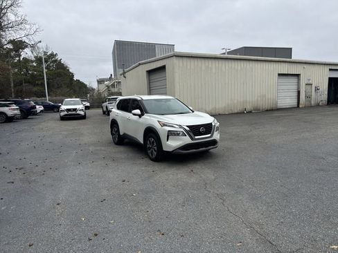 Used 2023 Nissan Rogue SV image 3