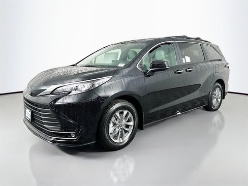 New 2026 Toyota Sienna XLE image 3