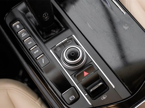 Used 2019 Maserati Levante Base image 30