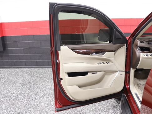 Used 2016 Cadillac Escalade Luxury AWD/4WD image 35