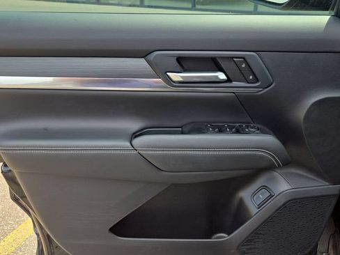 Used 2025 GMC Terrain Elevation w/ Elevation Premium Package AWD/4WD image 13