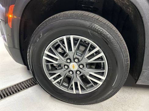 Used 2025 Chevrolet Traverse LT w/ Enhanced Driving Package image 9