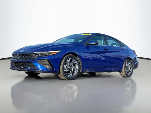 Used 2025 Hyundai Elantra Limited FWD image 12