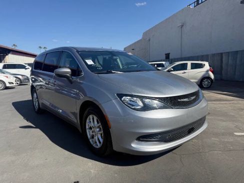 Used 2021 Chrysler Voyager LX FWD image 1