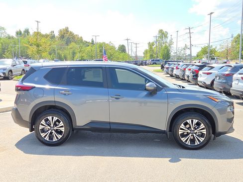 Used 2023 Nissan Rogue SV FWD image 2