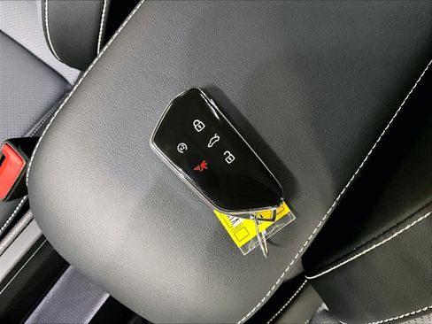 Certified 2025 Volkswagen Tiguan SE image 13