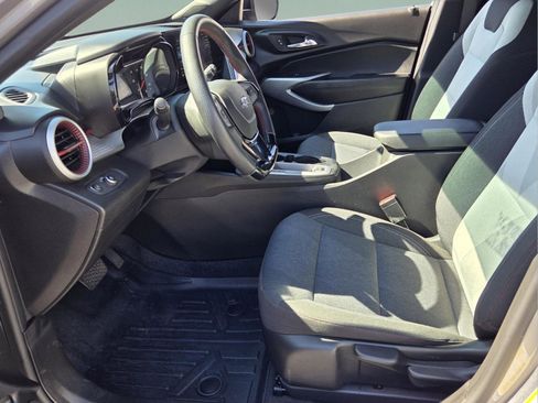 Used 2025 Chevrolet Trax RS w/ Driver Confidence Package FWD image 9
