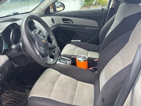 Used 2014 Chevrolet Cruze LS FWD image 3