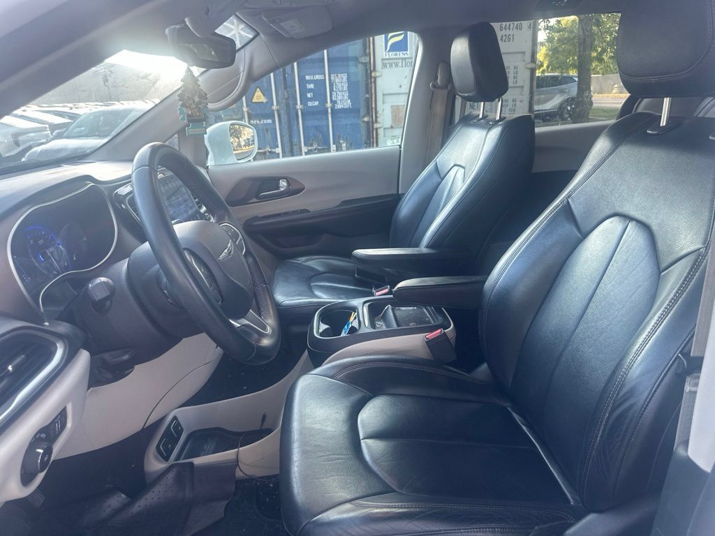 Used 2017 Chrysler Pacifica Touring-L FWD image 15