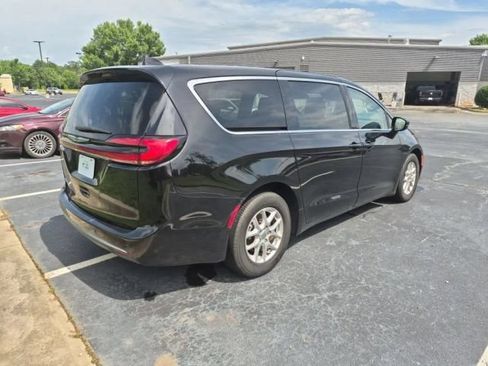 Used 2024 Chrysler Pacifica Touring-L FWD image 6