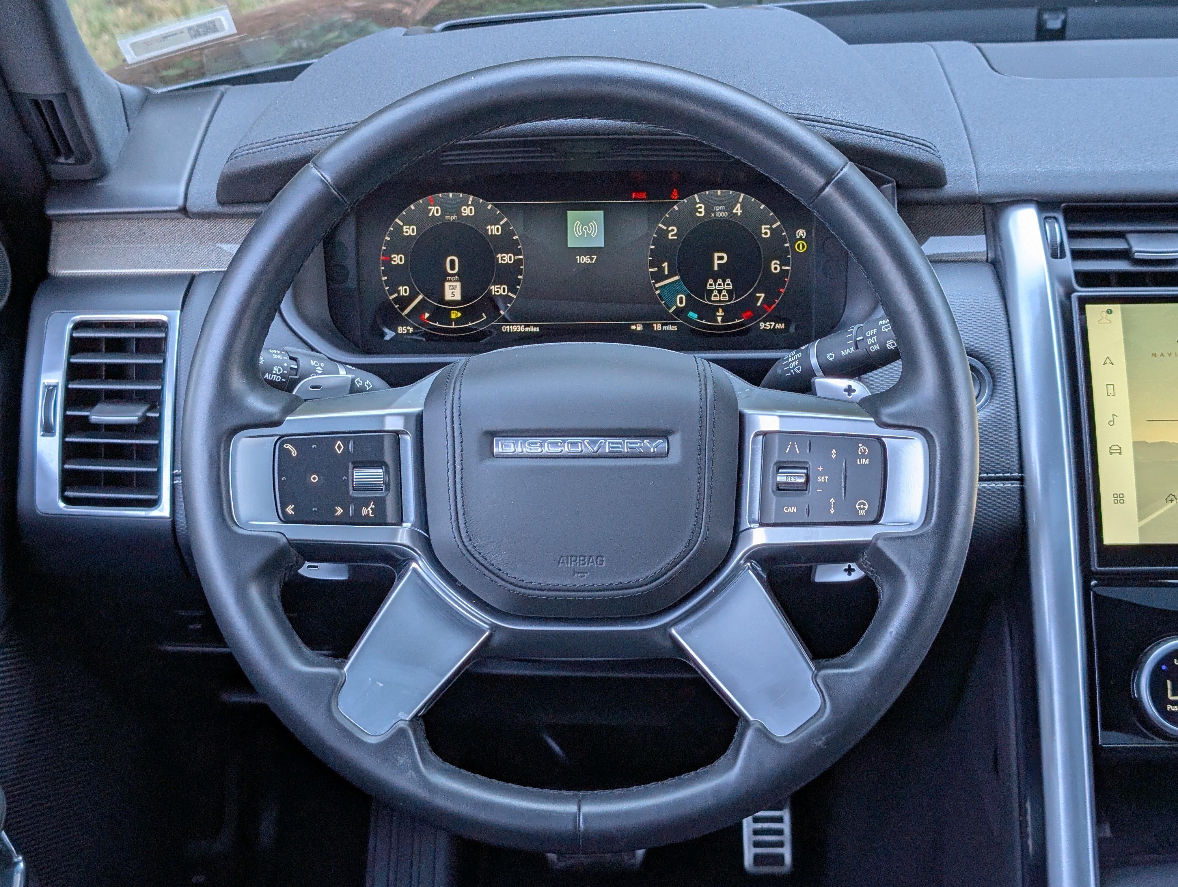 Used 2023 Land Rover Discovery Metropolitan Edition AWD/4WD image 29