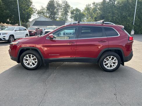 Used 2016 Jeep Cherokee Latitude w/ Cold Weather Group AWD/4WD image 6