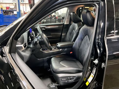 Used 2023 Toyota Highlander Platinum image 8