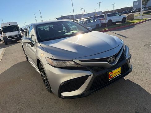 Used 2022 Toyota Camry SE image 8