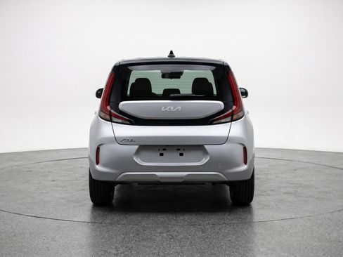Used 2025 Kia Soul LX w/ LX Technology Package FWD image 7