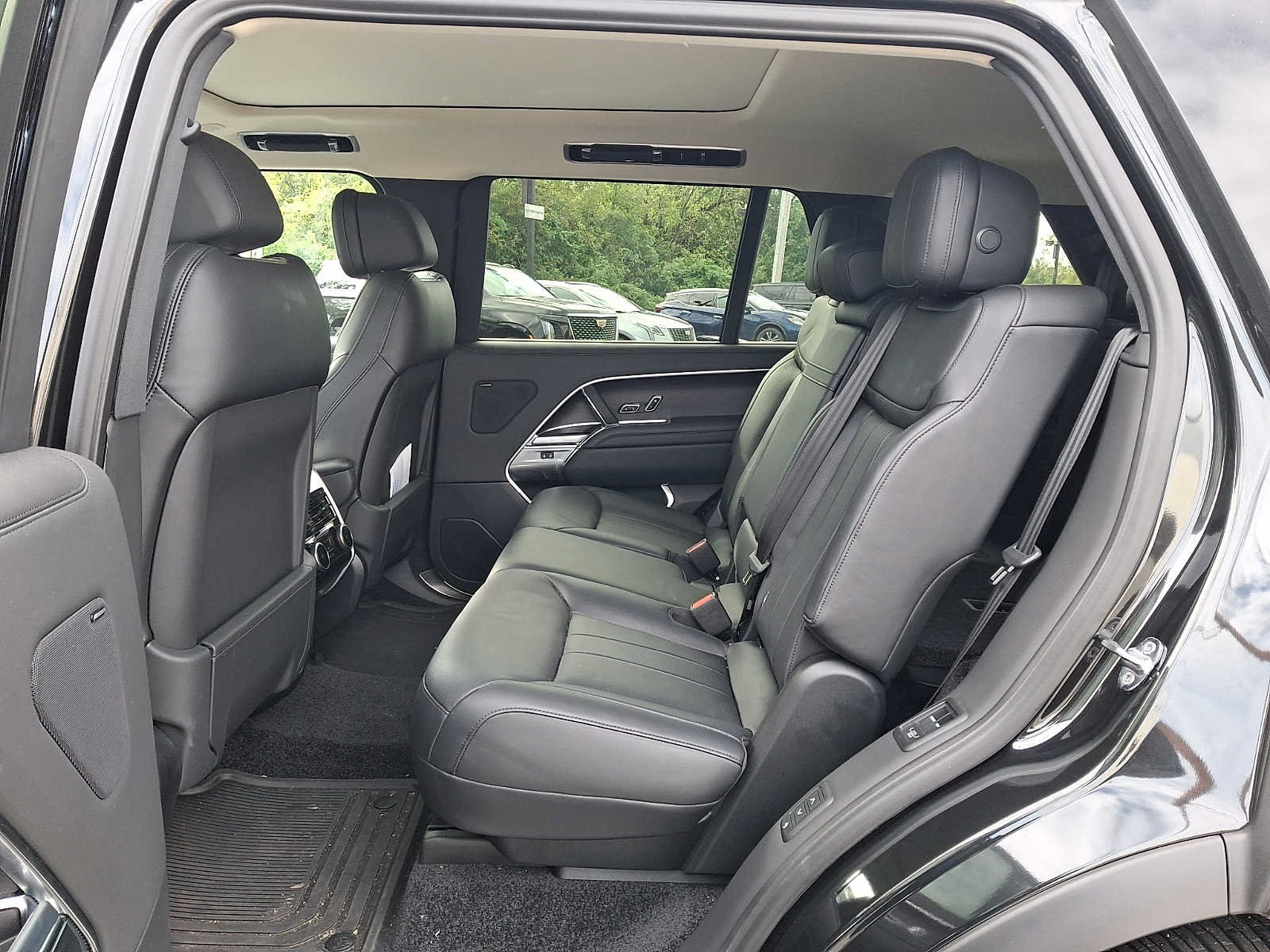 Used 2026 Land Rover Range Rover Long Wheelbase SE AWD/4WD image 10