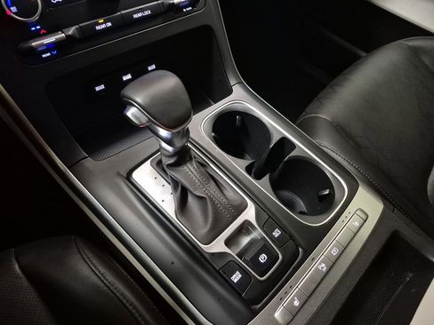 Used 2022 Kia Carnival LX image 16