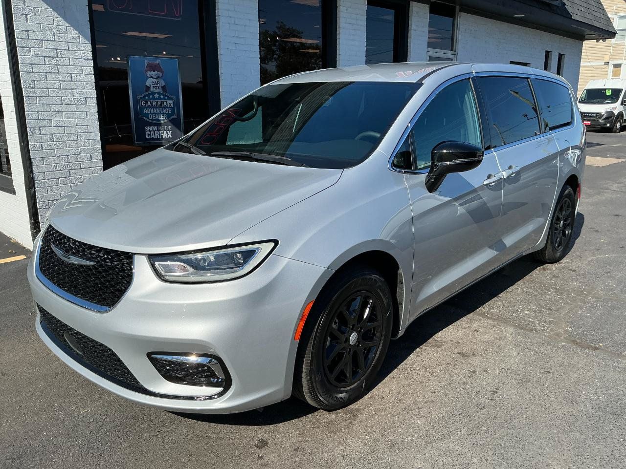 Used 2026 Chrysler Pacifica Select FWD image 2