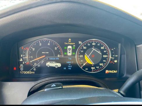 Used 2015 Cadillac Escalade Luxury image 3