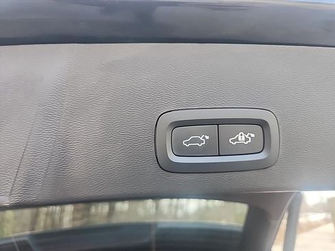 Certified 2025 Volvo XC40 B5 Core AWD/4WD image 37