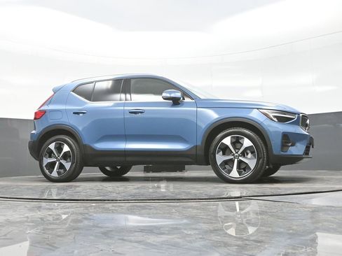 Used 2025 Volvo XC40 B5 Plus image 22