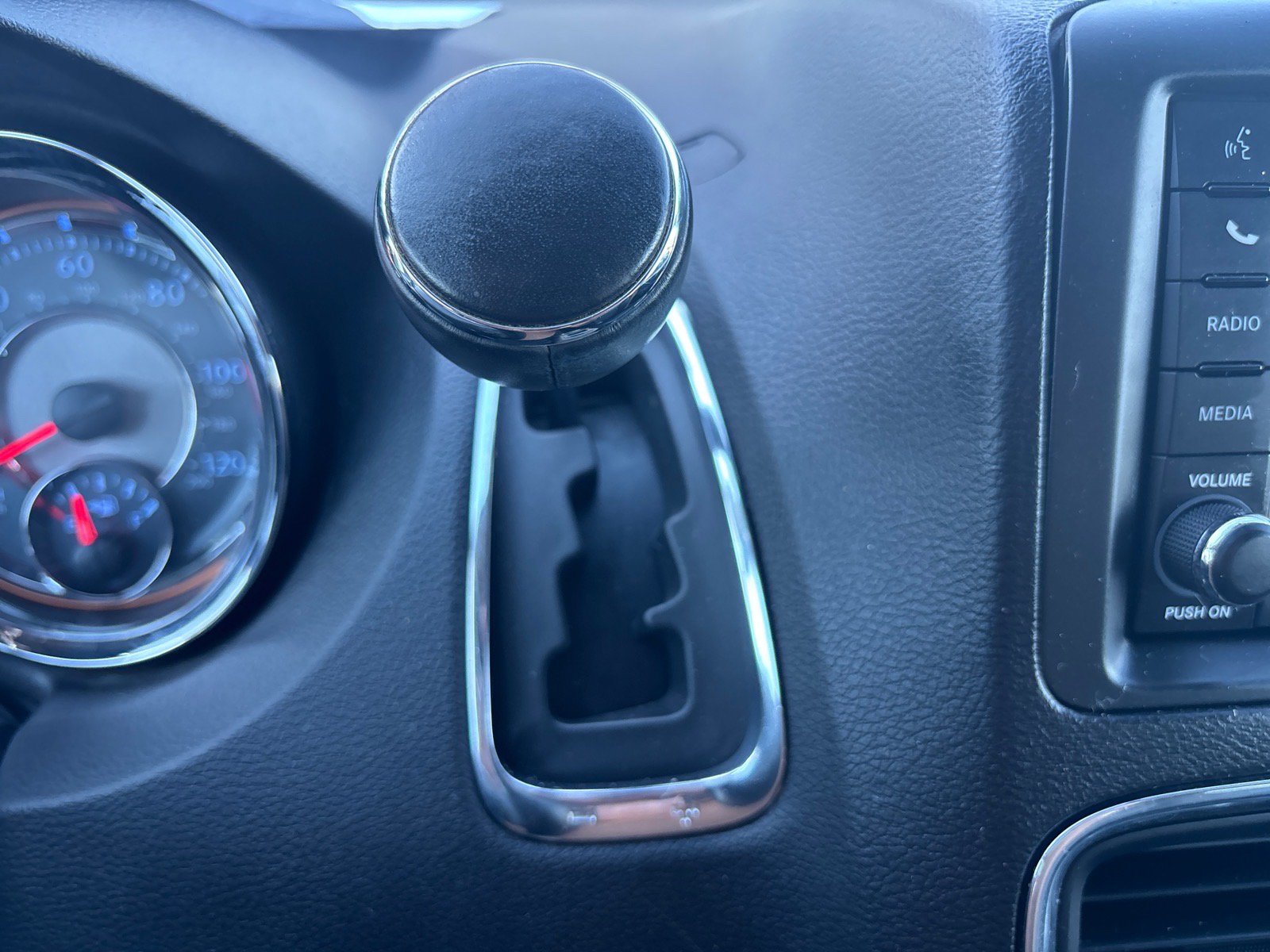 Used 2016 Chrysler Town & Country Touring FWD image 34
