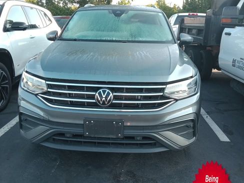 Used 2024 Volkswagen Tiguan SE AWD/4WD image 1