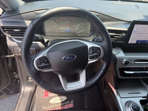 Used 2022 Ford Explorer XLT w/ Equipment Group 202A AWD/4WD image 18