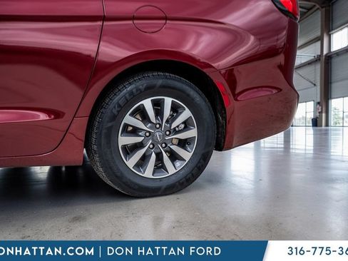 Used 2021 Chrysler Pacifica Touring-L FWD image 32