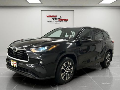 Used 2024 Toyota Highlander XLE image 3