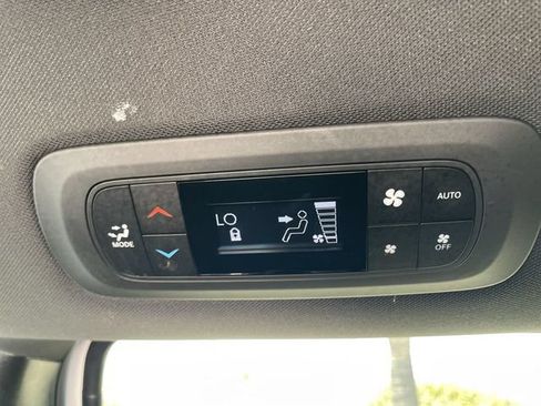 Used 2021 Chrysler Pacifica Touring-L w/ Uconnect Theater Family Group FWD image 21