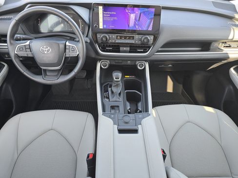 Used 2025 Toyota Grand Highlander XLE image 8