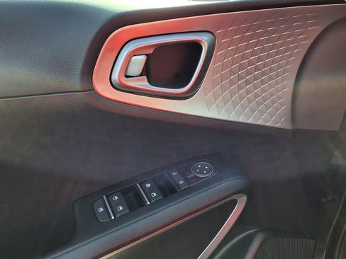 Used 2025 Kia Soul LX w/ LX Technology Package FWD image 19