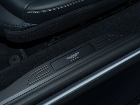 Used 2025 Aston Martin V8 Vantage Coupe RWD image 18