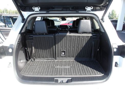 Used 2023 Toyota Highlander XLE AWD/4WD image 12